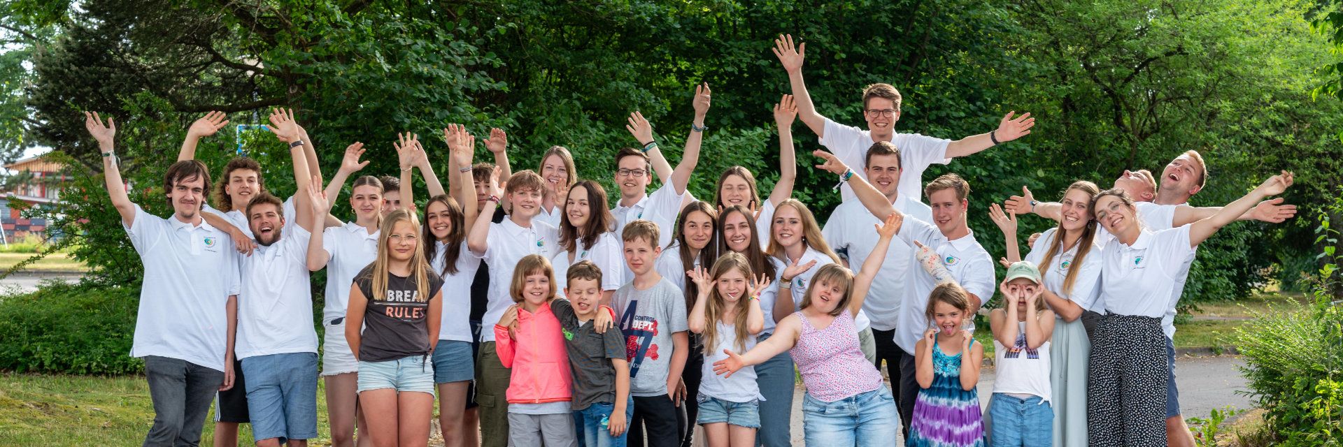 Foto: Mitglieder des Jugendrotkreuzes blicken lachend in die Kamera.