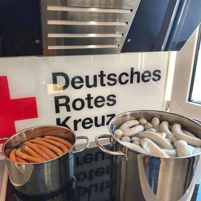 😊 DRK Ausflug 2026 😊
Gestern fand unser diesjähriger Ausflug statt. 
Gestartet haben wir mit einem gemütlichen Weißwurst Frühstück bei uns im DRK Heim. Danach ging es zur Fortbildung nach Kempten zur Körperwelten Ausstellung. Nach einem kurzen Mittagssnack im Park durften wir uns dann im Escape Room einigen spannenden Rätseln stellen. Weiter ging's mit dem Maislabyrinth, wo wir uns auch mit Eis, kühlen oder warmen Getränken stärken konnten. Zum Abschluss gab's ein gemeinsames Abendessen in der Fliegerstube in Unterzeil. Schön war's 🥰🤩 #deutschesroteskreuz #ausflug #fortbildung #koerperwelten #escaperoom