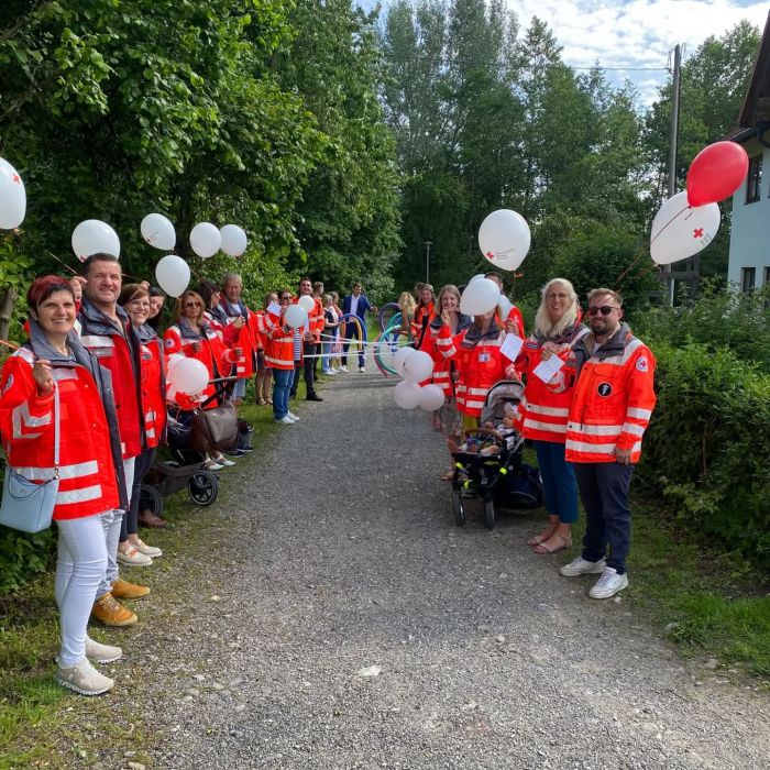 Gestern hat unser Bereitschaftsleiter Nick seine Katha geheiratet. Natürlich waren wir mit dabei und haben die beiden mit einem Spalier überrascht. Danke, dass wir dabei sein durften #drk #deutschesroteskreuz #kameradschaft #liebe #hobby #ehrenamt #wedding #hochzeit #blaulichtfamilie #rettungsdienst #polizei #sporttherapeuten #spalierstehen