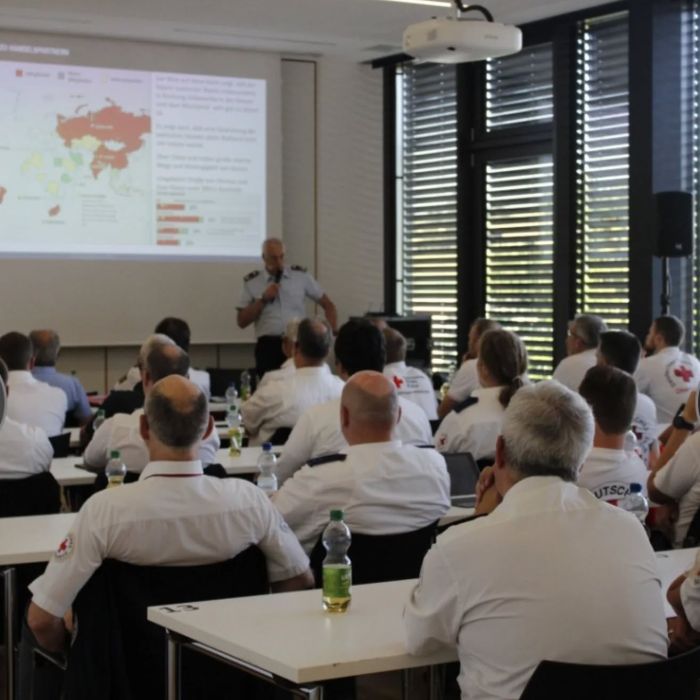 Zivile Zusammenarbeit mit der Bundeswehr – gemeinsam für den Ernstfall gerüstet.

💬 „Frieden ist nicht die Abwesenheit von Krieg, sondern von Gefahr.“
Am 25.06.2025 wurde in der ehemaligen Welfenkaserne (heute RWU Weingarten) offen über aktuelle Bedrohungslagen und den Bündnisfall gesprochen – mit über 90 Teilnehmenden aus Hilfsorganisationen, Behörden und dem Bevölkerungsschutz.

📍 Veranstalter: DRK-Kreisverbände Ravensburg, Wangen, Sigmaringen & Bodenseekreis
🎤 Keynote: Oberstleutnant Immo Garn zum militärischen Operationsplan OPLAN Deutschland
🗣 Podium: Vertreter von Bundeswehr, Polizei, Feuerwehr & DRK diskutierten u. a.:

Was bedeutet ein Bündnisfall für den Bevölkerungsschutz?
Wie bleibt das DRK handlungsfähig unter Krisenbedingungen?
Warum ist die Zusammenarbeit aller Akteure entscheidend?
Welche Rolle spielt Neutralität für das DRK?
💡 Fazit: Das DRK ist bereit, auch im Ernstfall zu helfen – mit Versorgung, Sanitätsdienst & starker Ehrenamtstruppe. Aber: Nur mit klarer Strategie, Vernetzung & realitätsnaher Vorbereitung sind wir „vor der Lage“.

🤝 Gemeinsam planen. Gemeinsam handeln. Für die Sicherheit aller.

#DRK #ZivilMilitärischeZusammenarbeit #Bevölkerungsschutz #OPLANDeutschland #Krisenvorsorge #Ehrenamt #Katastrophenschutz #Ravensburg #DRKWangen #DRKSigmaringen #DRKBodenseekreis