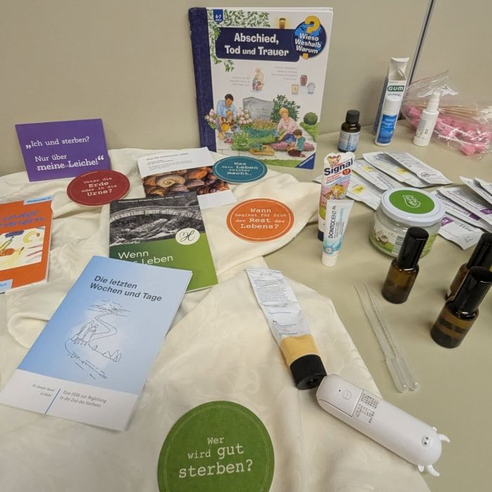 Gestern Abend war wieder Dienstabend 🖤

Dieses Mal zu einem Thema, was unter die Haut ging. Palliative Care - vorgestellt von Conny Frick von der @st.elisabethstiftung 

Sehr interessant wurde uns das Thema näher gebracht, bevor wir selbst mal probieren durften. 

"Essen hält Leib und Seele zusammen, im Sterbeprozess wollen sich aber Leib und Seele trennen."

Am Ende des Vortrags ging es um die Mundpflege am Lebensende und um die Flüssigkeitsaufnahme. Wie man sieht schmeckte das eine nicht ganz so gut, wobei das andere ganz gut war. Vielen herzlichen Dank Conny, dass du da warst.

#drk #deutschesroteskreuz #dienstabend #palliativecare #hospiz #palliativ #lebensende #lebenundtod #ehrenamt #badwurzach