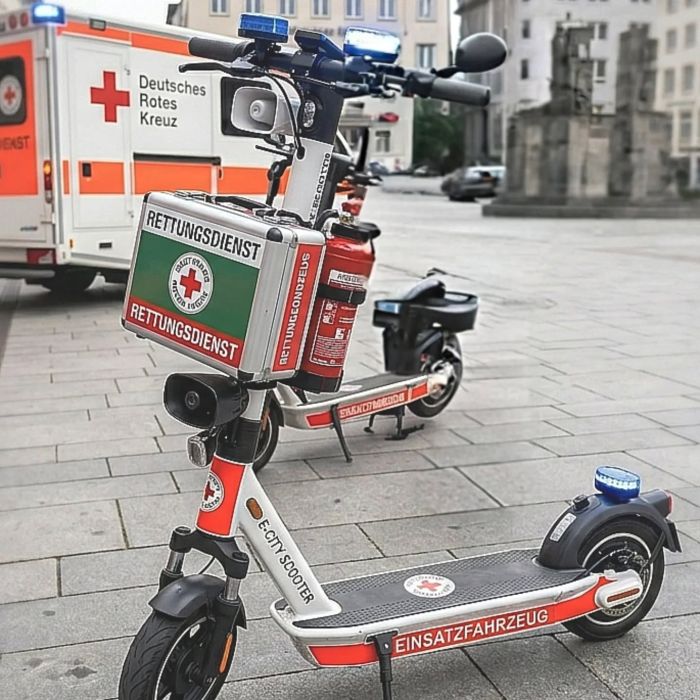 🚨 Neues Mobilitätskonzept im DRK Bad Wurzach! 🚨
Ab sofort steigen wir aufs nächste Level: E-City-Scooter! 🛴💨

Warum? 

Ganz klar: Der Diesel ist so teuer, dass wir beim letzten Einsatz fast unser ganzes Budget für Pflaster in den Tank gesteckt hätten. Außerdem haben interne Studien gezeigt: Auf einem Scooter spart man nicht nur Sprit, sondern macht gleichzeitig noch ordentlich Eindruck beim Einparken zwischen den Einsatzfahrzeugen.

Also, liebe Retterinnen und Retter: Helm auf, Scooter an – wir retten Leben jetzt ökologisch, elektrisch und extrem stylish!

Willst auch du Teil unseres coolen Ortsverein werden? Dann melde dich jetzt ❤️😊

#escooter #diesel #spritsparend #drk #deutschesroteskreuz