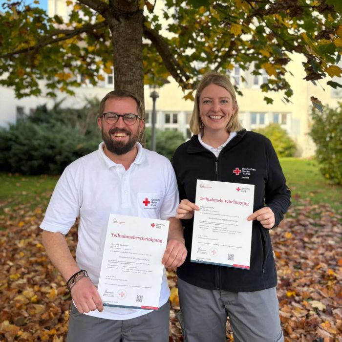 Herzlichen Glückwunsch 🎉 
Wir gratulieren Leonie @leo_leiin und Jens @jens.neubauer , die heute erfolgreich ihre Gruppenführer Ausbildung abgeschlossen haben 💪🏼❤️ #drk #deutschesroteskreuz #pfalzgrafenweiler #badwurzach #gruppenführer #ehrenamt #blaulicht #blaulichtfamilie #bestanden