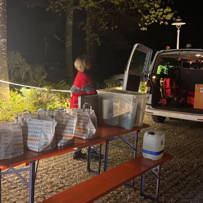 🚨 Verpflegungseinsatz für unsere Einsatzgruppe 🚨
Heute Nacht wurden wir zur Verpflegung von 30 Helfern während eines Sucheinsatzes alarmiert. 4 Helfer kümmerten sich um warme sowie kalte Getränke und um ein Essen für die Helfer, die bereits mehrere Stunden im Einsatz waren. #drk #einsatz #verpflegungsgruppe #Badwurzach #ehrenamt