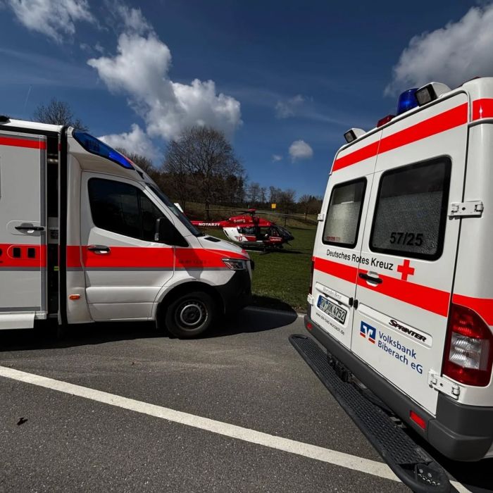 🚨 Einsatz für unsere EgB 🚨
Heute gegen 12 Uhr wurde unsere Einsatzgruppe Bereitschaft zu einem Verkehrsunfall auf Höhe Baierz alarmiert. Unsere 3 Helfer, die vor Ort waren, versorgten zusammen mit dem Rettungsdienst insgesamt 5 verletzte Personen. 
Es waren im Einsatz: @polizei.bw.ravensburg , @johanniter_oberschwaben aus Kißlegg , @drf.luftrettung sowie @drk_rd_bos aus Bad Wurzach und Leutkirch und der Rettungsdienst aus Ochsenhausen #drk #deutschesroteskreuz #luftrettung #drf #johanniter