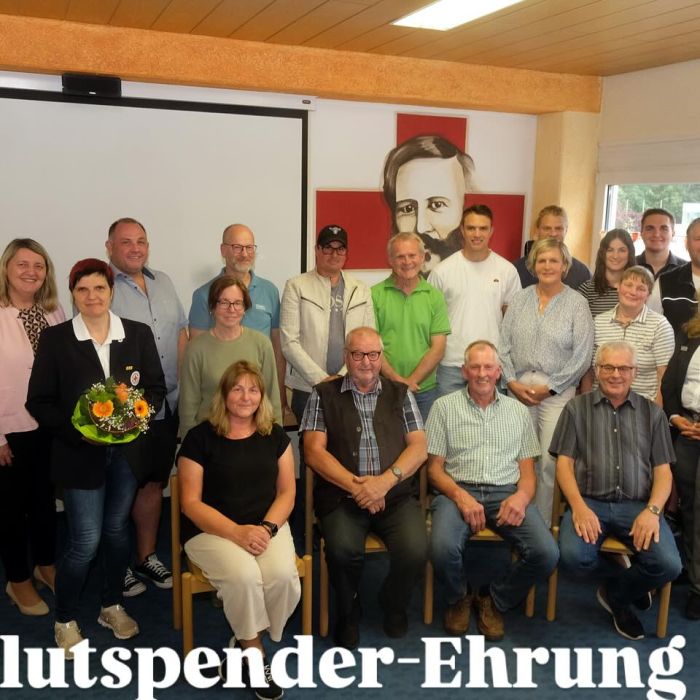 „Sie alle sind Lebensretter, zwar ganz ohne Blaulicht – aber mit einer WIRKUNG, die nicht hoch genug eingeschätzt werden kann“
Am vergangenen Donnerstag konnten wir wie in jedem Jahr,  zahlreiche Blutspender*innen für Ihre Spende ehren. Somit wurden 31 Personen eingeladen, geehrt wurden sie für 10,25,50,75,100,125 und 150 Blutspenden, daraus ergeben sich 600 Liter Blut. Besonders bemerkenswert sind dabei die beiden Spender die zum 150x zur Spende erschienen waren.