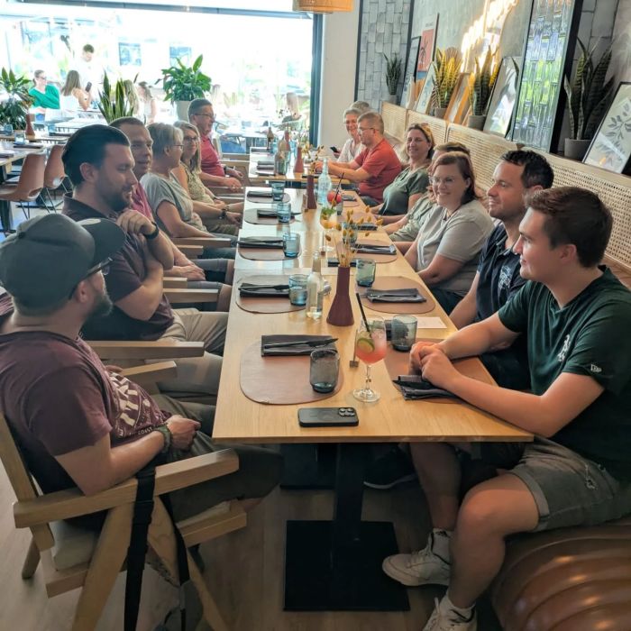 An diesem Wochenende fand unsere diesjährige Fortbildungsfahrt 2025 statt🤩 am Samstag ging es nach einem Frühstück nach Böblingen in das Kriminalmuseum. Dann ging's weiter nach Tübingen und wir bezogen unsere Zimmer in der Jugendherberge. Mit Sack und Pack ging es zum Neckarufer, wo schon unser BBQ Floß auf uns wartete. Nach der wunderbaren Fahrt blieb am Abend noch etwas Zeit zum schlendern durch die Stadt. 
Am Sonntag nahmen wir uns ausgiebig Zeit für etwas Morgensport und Teambuilding. Danach war Zeit zur freien Verfügung und wir genossen die Zeit am verkaufsoffenen Sonntag in Tübingen und feuerten die vielen Läufer beim dortigen Stadtlauf an. Danach ging es ins Zentrum für Katastrophenschutz nach Pfullingen, vielen Dank @drk_kv_reutlingen @hausmatizzo und @drk_metzingen für die tollen Einblicke in eure wertvolle Arbeit und die Führung über euer Gelände. Nach einer Stärkung in der Brauerei Wirtschaft von @berg_bier_ ging es dann glücklich und satt für uns nach Hause. #drk #deutschesroteskreuz #fortbildung #ausflug #tübingen #böblingen #neckar #bbqfloss #sightseeing #city #katastrophenschutz #kriminalmuseum #brauerei #danke