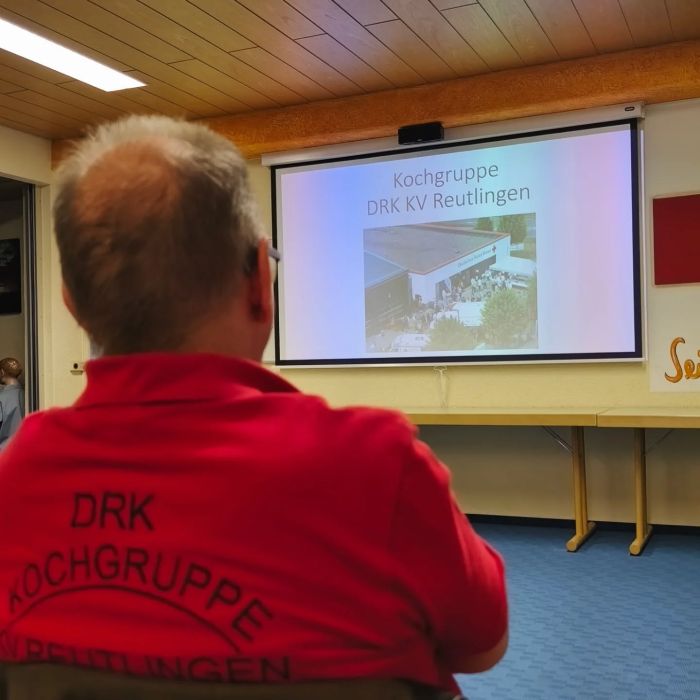 Der heutige Dienstabend startete etwas früher als sonst. Grund dafür war der Besuch von Daniel Schnell, Klaus Kästel und Andrea Schindler vom KV Reutlingen. Sie stellten uns heute die Arbeit ihrer Kochgruppe vor. Vielen Dank für die vielen interessanten Einblicke in eure wertvolle Arbeit.
Auch wir haben für die Verpflegung an diesem Abend gesorgt (letztes Bild) und freuen uns schon drauf, wenn wir uns bald wieder sehen! #drk #deutschesroteskreuz #reutlingen #badwurzach #dienstabend