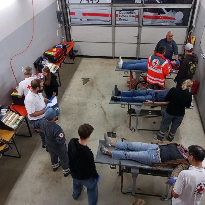 Kleiner Rückblick von unserem letzten Dienstabend. Am Dienstag machten wir ein Praxistraining mit allen Utensilien die wir bei einem Sanitätsdienst zur Verfügung haben. Der Abend war für jeden von uns ein voller Erfolg, es konnte alles trainiert werden, keine Frage blieb offen. Ganz besonders schön war es, dass wir auch vier JRKler begrüßen durften, die in die Bereitschaft „reinschnuppern“. #gruppenarbeit #arbeitenausdemrucksack #nachwuchsförderung #üben #offenefragen #drk #praxis