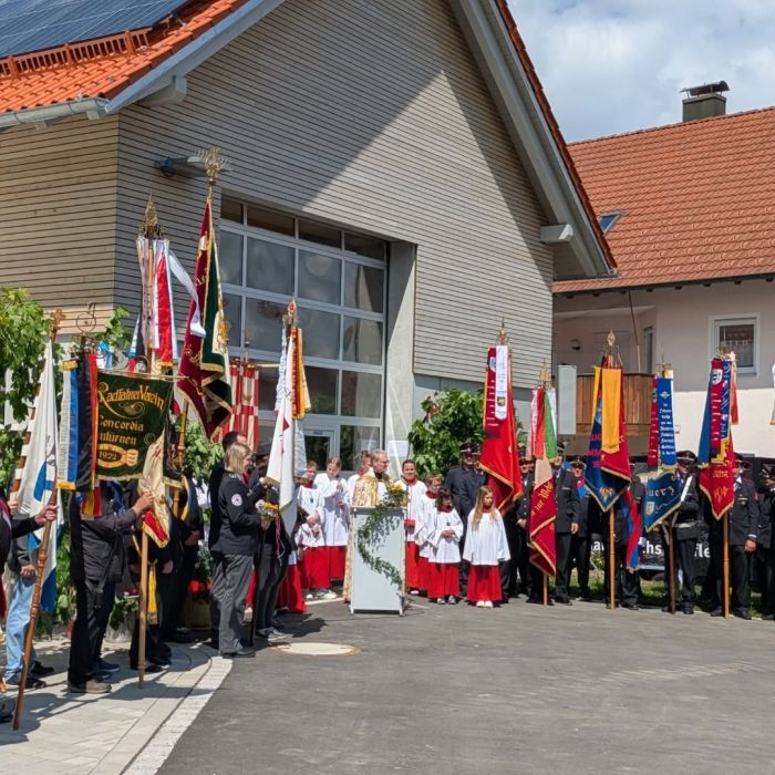 Heute waren wir zur feierlichen Segnung & Einweihung des neuen Feuerwehrhauses in Eintürnen - @ffw_eintuernen - eingeladen. Vielen Dank❗#drk #deutschesroteskreuz #ehrenamt #feuerwehr #blaulicht #blaulichtfamilie #feuerwehrhaus #einweihung #segnung #sonnenschein #fahnen #prozession