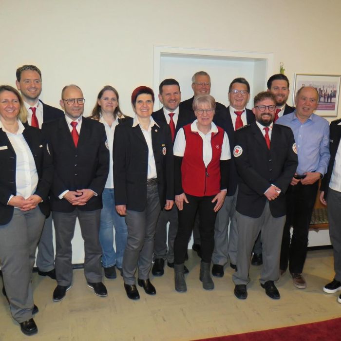 Am vergangenen Freitag fand unsere Jahreshauptversammlung statt, mit tollen Jahresrückblicken aus den einzelnen Gruppierungen aber auch mit Wahlen- somit präsentiert sich hier unser neues Vorstandsteam. 

Leider konnten nicht alle da sein, somit fehlt unsere Bereitschaftsleiterin Melanie Albrecht, unsere stv. Schriftführerin Cornelia Ludescher und die JRK- Leitung.