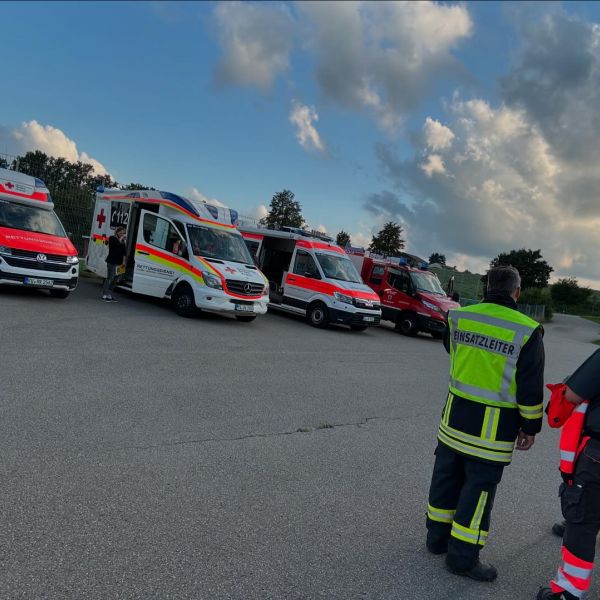 Gestern war bei uns in der Bereitschaft und bei der Feuerwehr einiges geboten. Wir durften bei einer riesigen Übung teilnehmen, bei der ein voll besetzter Reisebus verunglückte. Bei der Bergung der Feuerwehr Bad Wurzach und der Versorgung der Verletzten, konnten wir unter Beweis stellen, das alle Gruppierungen Hand in Hand zusammenarbeiten können. Die Übung war ein voller Erfolg, alles hatte super routiniert und ruhig funktioniert. Ein herzlichen Dank an alle tolle Mimen und die Organisatoren. #tolleübung #allengehtsgut #übung #nichtreal #handinhand #ehrenamt